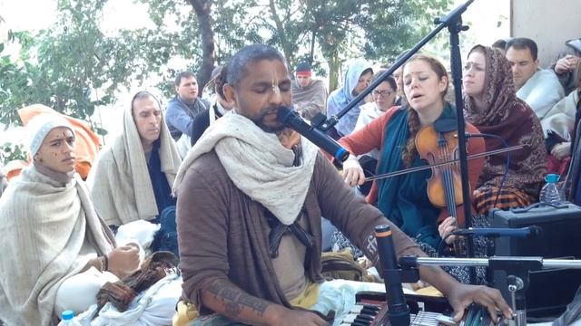 HG Madhava Prabhu's kirtan at Surya Kund 14.11.2013 смотреть онлайн