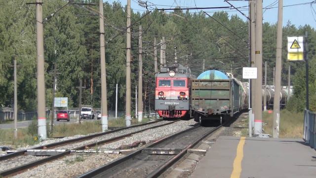 Электровозы ВЛ80С-2136/2130 и ВЛ80С-1144/1067 с грузовыми поездами