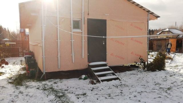 монтаж фасада. часть первая начало работ. монтаж цоколя, пристройки, кровли, водостока.