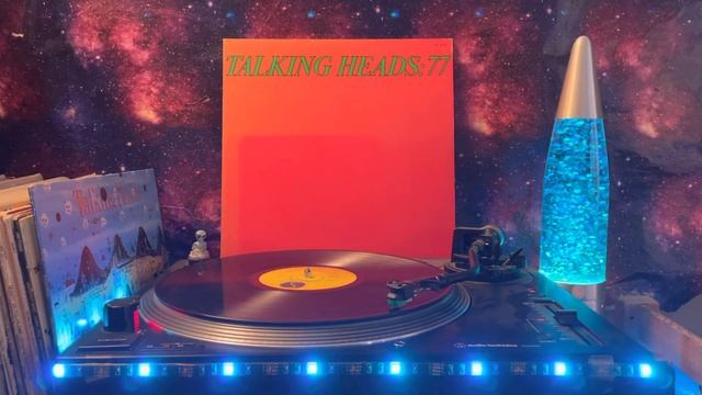 Talking Heads - Uh-Oh, Love Comes To Town смотреть онлайн