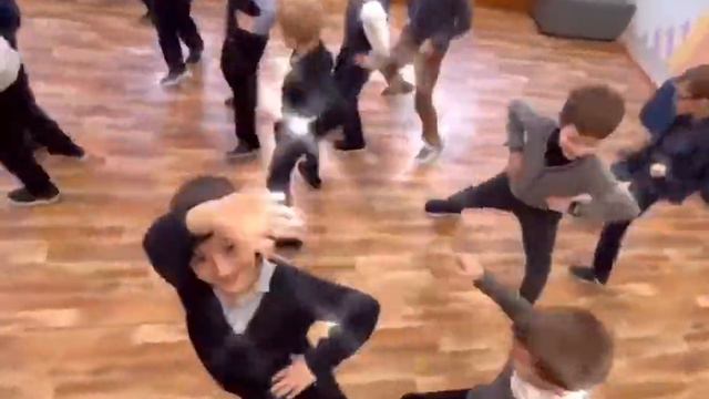 Люди танцуют смотреть онлайн