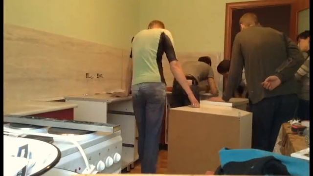 Установка кухни, Бело-Малиновый металлик (фасады МДФ в пленке) смотреть онлайн