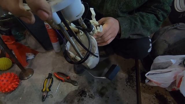 УАЗ Патриот, замена бензонасоса. Как снять бак. смотреть онлайн