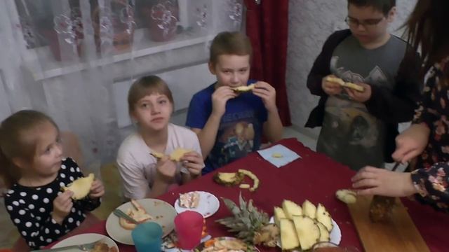 ВЛОГ: Всеселимся с друзьями пробуем АНАНАС ! ЭКЗОТИЧЕСКИЙ ФРУКТ VLOG смотреть онлайн