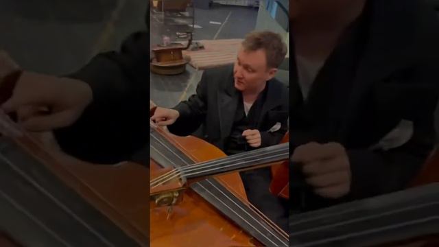 Первый герой - Артем Волобуев на репетиции спектакля "Контрабас". смотреть онлайн