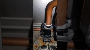 Протечка места соединения медной трубки с датчиком протока воды. BAXI MAIN5. 270920.