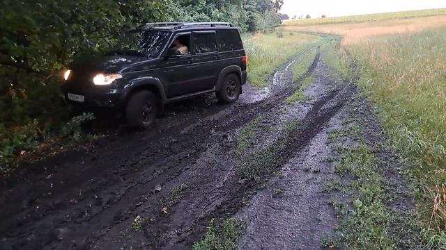 Патриот на Roadcruza Ra1100 в полях после ливня