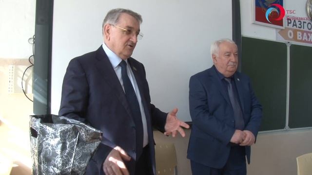 Благодарственные письма и подарки от Председателя НС РД педагогам школы №9 смотреть онлайн