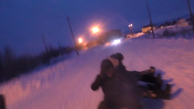 Атака деревенских собак на пассажиров снегохода смотреть онлайн