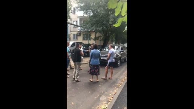 Жители Лесков перекрыли проезд в своем дворе смотреть онлайн