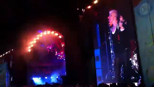 Арбенина ломает гитару. смотреть онлайн