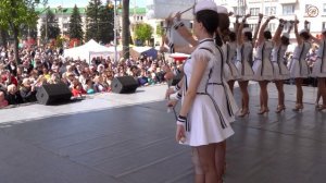 Выступает ансамбль мажореток "Холидей". День Победы. Барановичи.