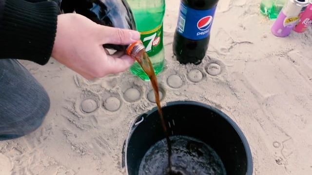 EXPERIMENT : 4 Worms Toothpaste from Coca-cola ,Sprite ,Fanta , Mirinda and MENTOS смотреть онлайн