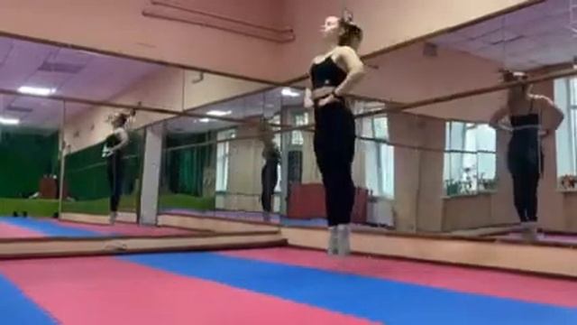 28.01 Зразковий хореографічний колектив «Сувенір». Стрибки у 6 позиції ніг на двох ногах та на одні смотреть онлайн