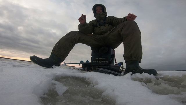 Открытие зимнего сезона. Зимняя блесна. Первый лед на Ладоге. Ловля окуня на блесну. смотреть онлайн
