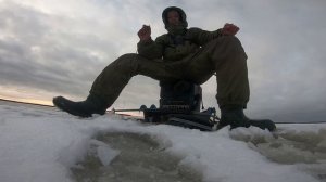 Открытие зимнего сезона. Зимняя блесна. Первый лед на Ладоге. Ловля окуня на блесну.