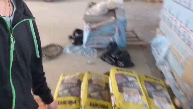 Зачистили основание, поставили маяки, загрунтовали Праймером 204 присыпали кварцевым песком 1-3 мм.