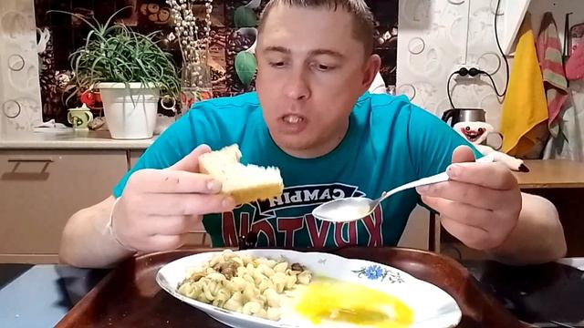 Мукбанг/макароны/яйцопашот/обжёр/Mukbang/noodles/eggs/devoured/