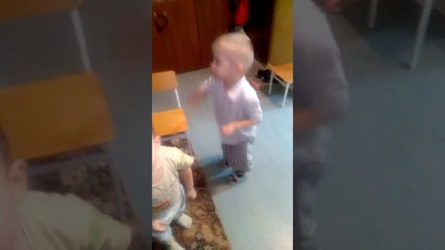 малыш танцует.mp4 смотреть онлайн