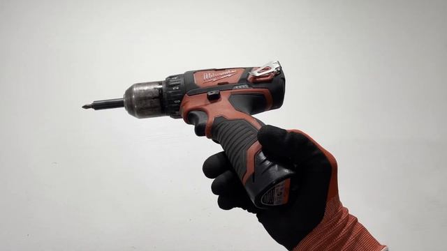 Лучший компактный шуруповерт Milwaukee M12 BDD смотреть онлайн