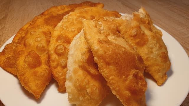 Чебуреки на водке под пивко.КАК В ЧЕБУРЕЧНОЙ.ПУЗЫРЧАТЫЕ НЕЖНЫЕ И СОЧНЫЕ!.mp4 смотреть онлайн