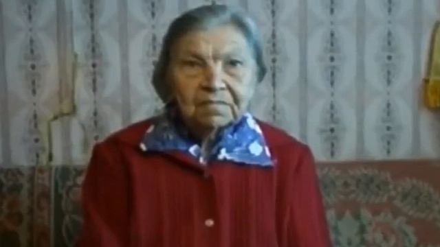 бабка сидит и молчит, пока сзади неё играет музыка смотреть онлайн