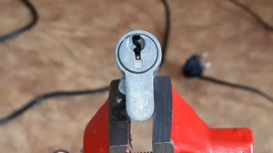 [ 55 ] ПРОБУЮ ОТЧИСТИТЬ КЛЕЙ В ЗАМОЧНОЙ СКВАЖИНЕ РАСТВОРИТЕЛЕМ КИСЛОТОЙ ПАЯЛЬНОЙ И НАГРЕВОМ КЛЮЧА