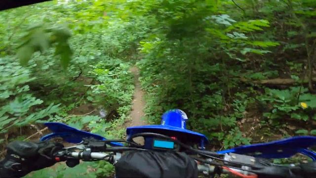 Вверх по бывшей даунхильной трассе «Яма» на Beta 300 rr vs Yamaha WR450f смотреть онлайн