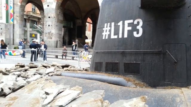 Русская подводная лодка в центре Милана это ШОК! смотреть онлайн