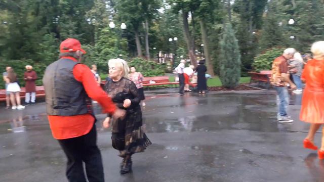 Люби меня💃🌹 Счастливые минуты в парке Горького💃🌹 Харьков 2021 смотреть онлайн