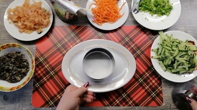 Для тех кто хочет вкусный недорогой и легкий в приготовлении салатик. Салат Восторг