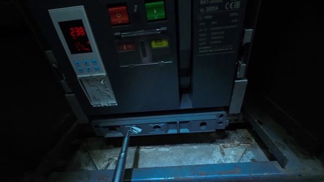 Ретрофит ячеек РУ-04кВ в старой ТП. установка автомата NA1-2000-2000М/3P смотреть онлайн