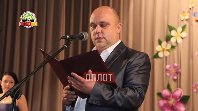 В Новоазовске поздравили учителей с праздником смотреть онлайн