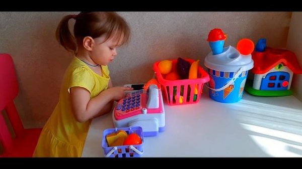 ИГРАЕМ В МАГАЗИН Вика сидит за КАССОЙ PLAYING IN STORE cashbox