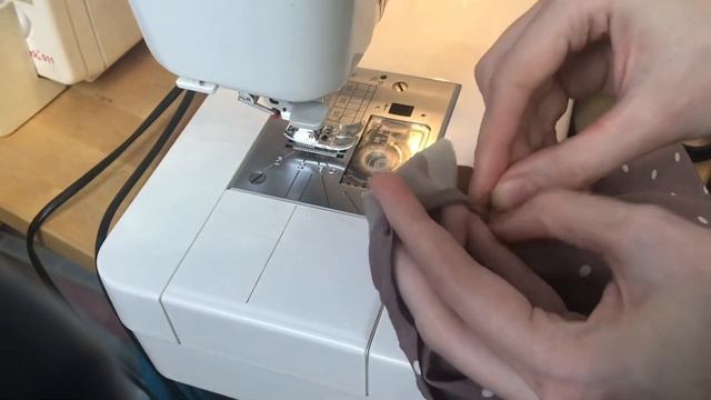 Обработка горловины и проймы косой бейкой на платье смотреть онлайн