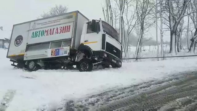 Последствия снегопада: буксировка автолавки в Свислочском районе смотреть онлайн