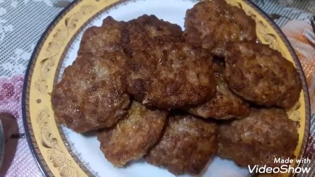 КОТЛЕТЫ С РИСОМ И ГРИБНЫМ СОУСОМ.#котлеты#рецепты#вторыеблюда#вкуснаяеда# смотреть онлайн