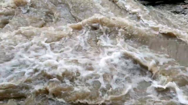 Горная река после дождя. Мощный поток воды смотреть онлайн