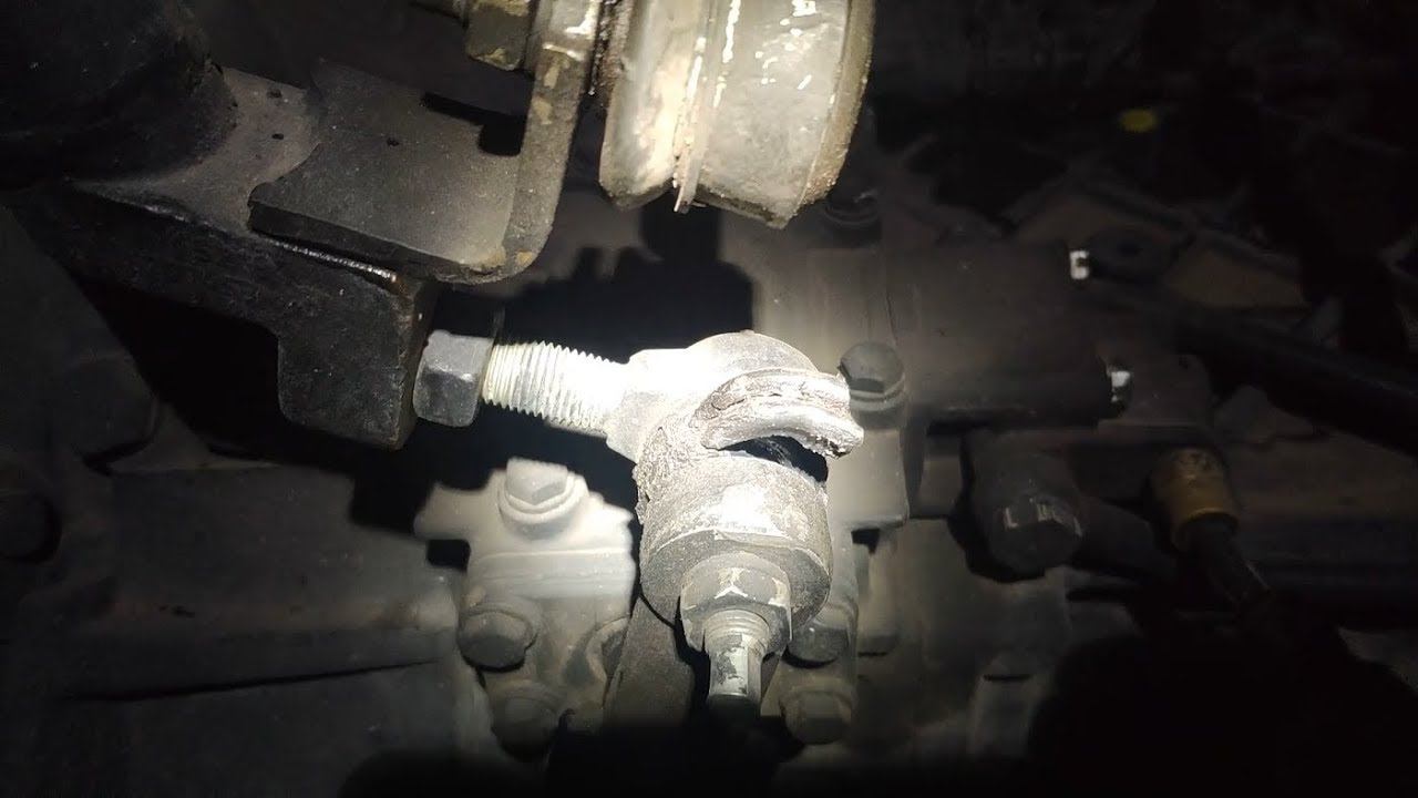 Камаз 65201. Меняю наконечники на кулисе КПП ZF16, уплотнения на крышке механизма переключения.