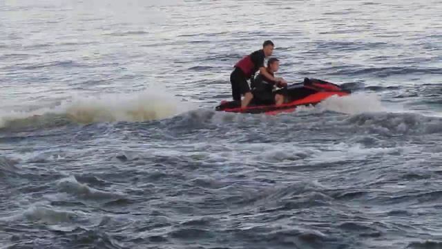 Водные мотоциклы у набережной в Херсоне смотреть онлайн