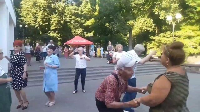 5.08.23г... "Я Всё ТЕБЕ Отдам"... звучит на танцполе в Гомельском парке... смотреть онлайн