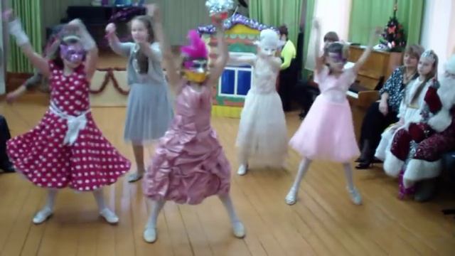 Выступление на Новогоднем празднике (младшие классы). Декабрь 2014г. смотреть онлайн