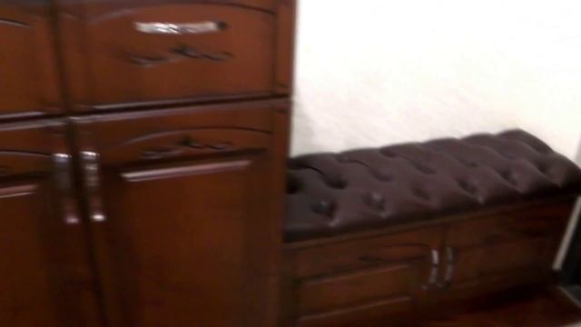 Тумба в прихожую из МДФ. Комод и пуф в классике. Тумба для обуви с мягкой оббивкой. смотреть онлайн