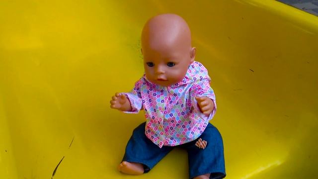 Куклы убегают от Лизы на детской площадке
