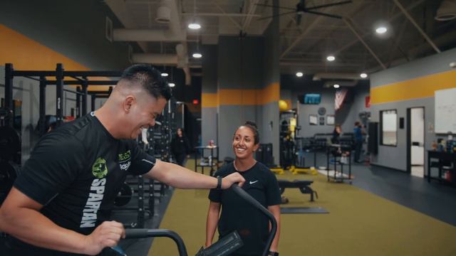 Personal Trainer, athletic trainer Maria welcomes you to a gym full of resources. смотреть онлайн