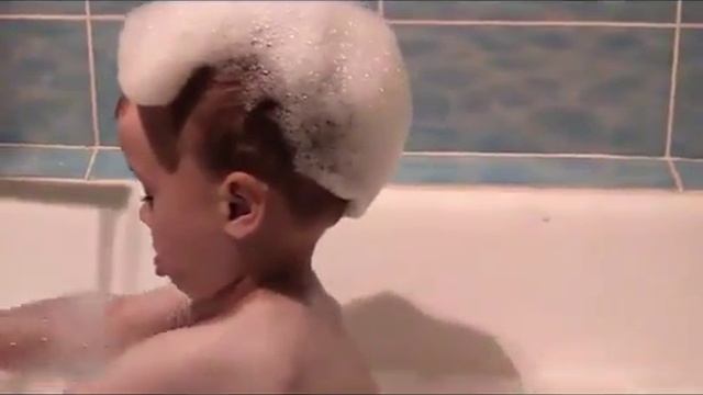 Егор принимает ванну с ароматной пеной смотреть онлайн