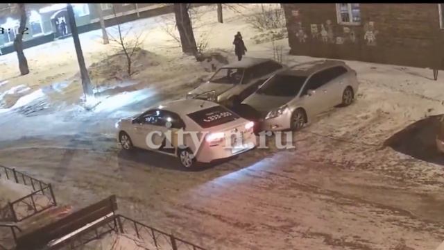 В Новокузнецке таксист выгрузил пассажира на землю и волоком протащил по дороге смотреть онлайн