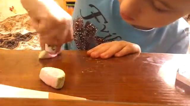 Помада из маршмелоу/что будет с маршмелоу если её разогреть в микровалновке/нечего не сполила💐 смотреть онлайн