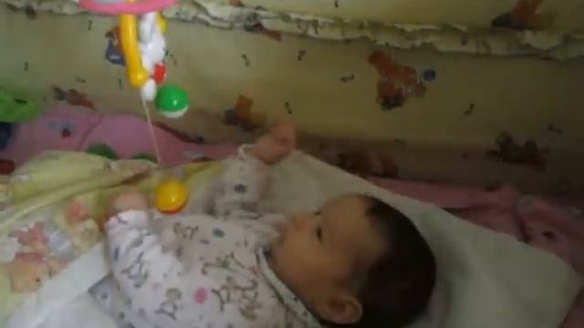 малышка играет с погремушкой смотреть онлайн
