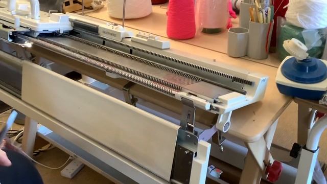 CHECKING AND CHANGING A SPONGE BAR (NEEDLE RETAINING BAR) смотреть онлайн